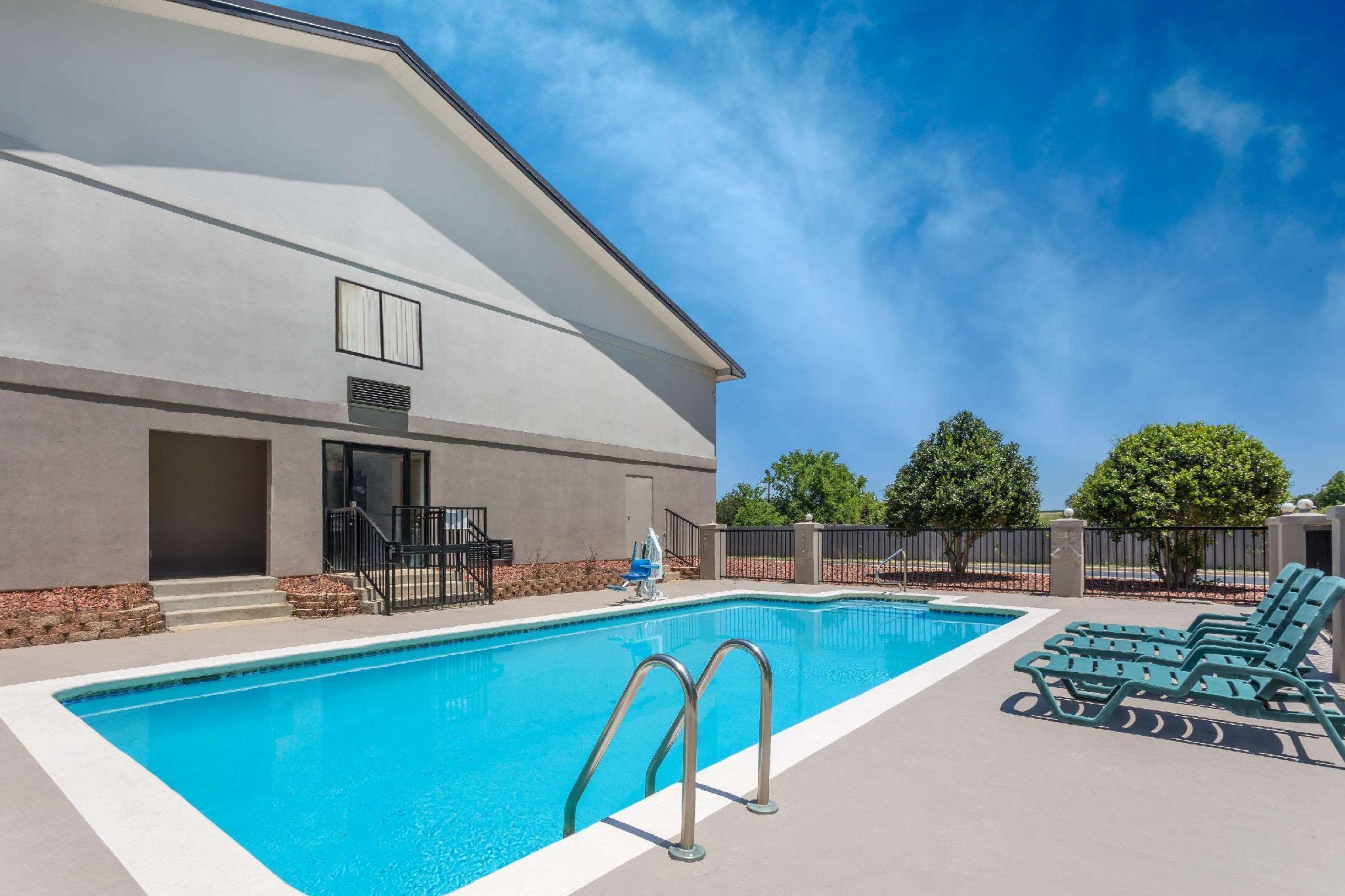 Super 8 By Wyndham Montgomery I-65 Luaran gambar
